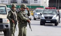 Militares tunecinos patrullan las calles.
