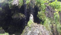 a Virgen de Lourdes en el acceso a la cueva antes de ser atacada