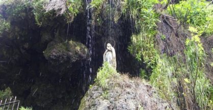 a Virgen de Lourdes en el acceso a la cueva antes de ser atacada