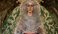 Virgen de la Esperanza Macarena con el manto camaronero