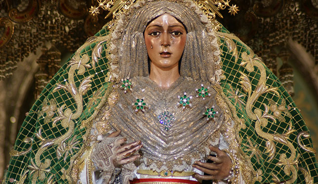 Virgen de la Esperanza Macarena con el manto camaronero