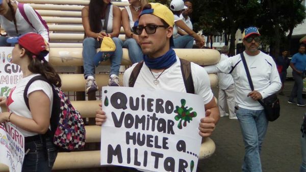 Un venezolano muestra un cartel en el que manifiesta su descontento con el gobierno
