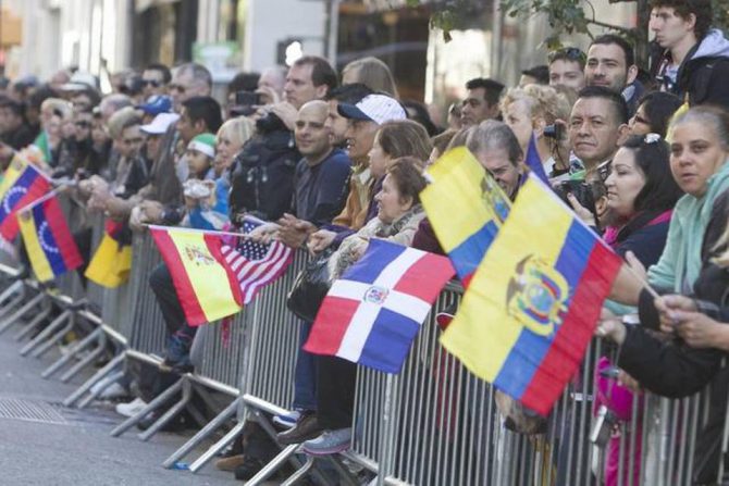 Banderas de países iberoamericanas en el desfile de las Fuerzas Armadas españolas.