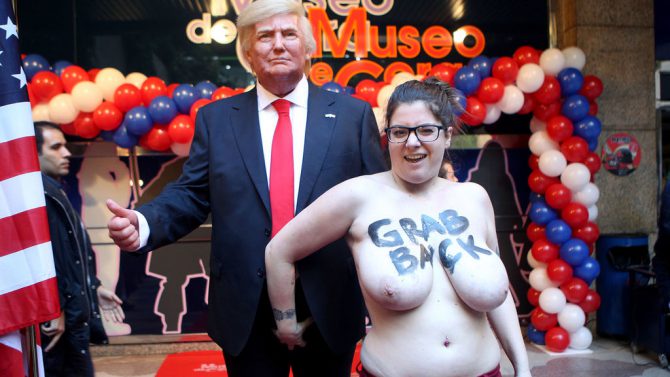 Una feminista de Femen, junto a la figura de Donald Trump en el Museo de cera.