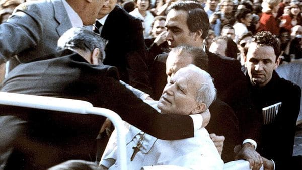 13 de mayo de 1981, Juan Pablo II sufre un atentado en San Pedro. “Una mano materna fue la que guió la trayectoria de la bala”, diría tiempo después