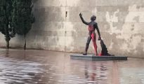 Los animalistas colman de pintura roja varios monumentos de los alrededores de la plaza en el inicio de San Isidro