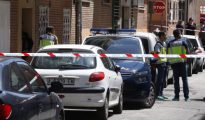 La Policía acordona el número 12 de la calle Dos de Mayo de la localidad madrilleña de Alcobendas donde una mujer de 44 años y su hijo de 12 han sido asesinados