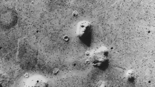 Imagen de Marte tomada por la sonda Viking 1, en 1975, de una colina con forma de cara