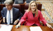 La presidenta de la Comunidad de Madrid, Cristina Cifuentes, junto al portavoz y consejero de Presidencia y Justicia, Ángel Garrido, al inicio del pleno celebrado hoy en la Asamblea de Madrid.