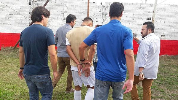 De Lima Alexandre, de 21 años, fue arrestado mientras estaba en el banquillo de suplentes 