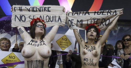 Activistas de FEMEN durante la protesta contra la feria "Surrofair" de promoción de la gestación subrogada  