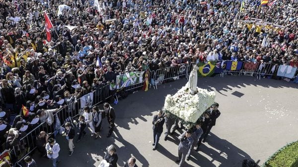 El viernes, el Papa oró por la paz mundial ante cientos de miles de peregrinos, en la Capilla de las Apariciones