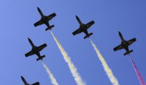 La patrulla Águila, formada por siete aviones C-101, dibuja en el aire los colores de la enseña nacional, durante el acto central del Día de las Fuerzas Armadas del año pasado