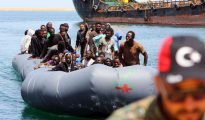Inmigrantes ilegales rescatados frente a las costas de Libia y devueltos a Trípoli