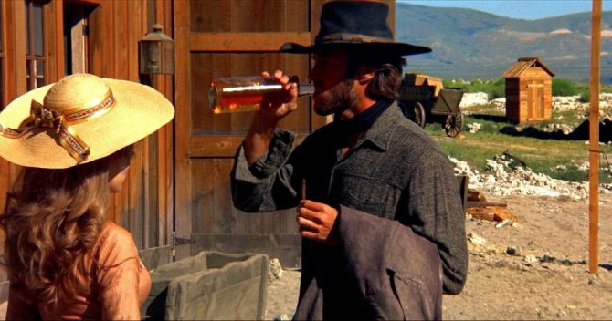 Fotograma de "Infierno de cobardes", el legendario film protagonizado por Clint Eastwood.