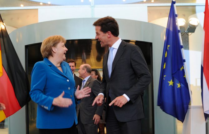 Vivir el presente. Los más importantes líderes europeos, entre los que se cuentan la canciller alemana, Angela Merkel (izquierda), y el primer ministro de los Países Bajos, Mark Rutte (derecha), no tienen hijos. (Imagen: Ministro-presidente Rutte/Flickr).