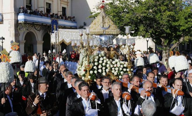 Los miembros de la Real Cofradía del Lledó portan la imagen de la Lledonera.