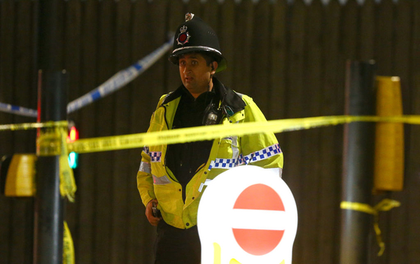 Un oficial de policía, en las inmediaciones del Manchester Arena el 23 de mayo de 2017, después de que un terrorista suicida asesinara a 22 asistentes a un concierto.