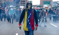 Manifestantes contra el Gobierno de Nicolás Maduro, este lunes en Caracas