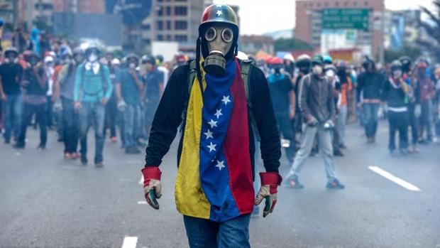 Manifestantes contra el Gobierno de Nicolás Maduro, este lunes en Caracas