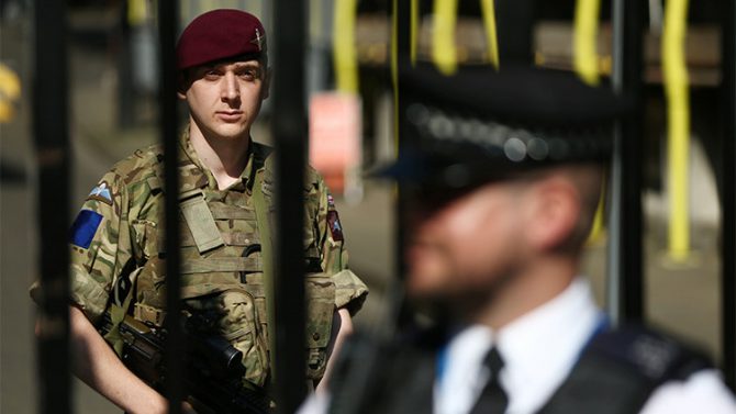 Un soldado y un policía en Downing Street, Londres, Reino Unido.