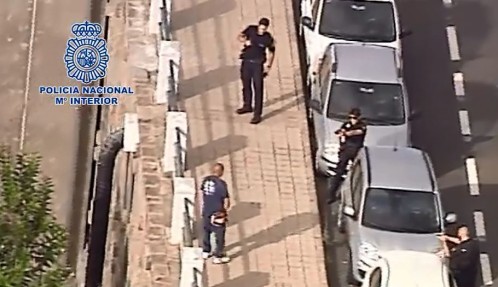 Momento en el que los agentes tratan de detener al individuo armado