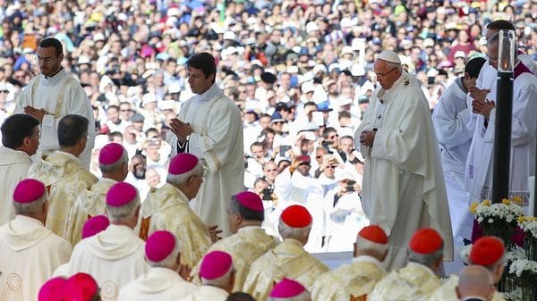 El papa Francisco proclamó como santos este sábado a dos niños pastores, Francisco Marto y su hermana Jacinta 