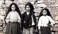 Lucía Dos Santos, Francisco Marto y Jacinta Marto, los pastorinhos que protagonizaron las apariciones de la Virgen María en Fátima, Portugal