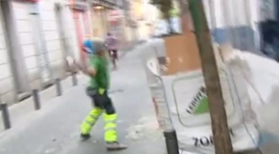 Momento en el que un hombre lanza piedras contra el reportero de Ana Rosa.