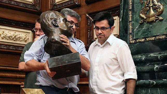 Pisarello observa como dos operarios retiran el busto de Juan Carlos I 