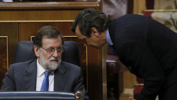 El presidente del Gobierno, Mariano Rajoy, junto al portavoz del PP en el Congreso, Rafael hernando