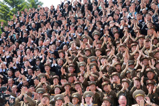Miembros del Ejército Popular de Corea saludan a su líder Kim Jong-un, el 13 de mayo de 2017.