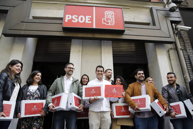 El equipo de Susana Díaz entregando los avales en Ferraz