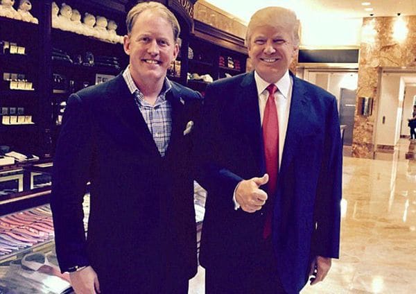 El Navy SEAL junto al presidente de los Estados Unidos, Donald Trump, a quien apoya