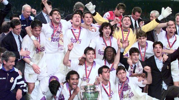 La plantilla del Madrid celebra el título de 1998 