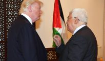 El presidente de EEUU, Donald Trump, conversa con el de la Autoridad Palestina, Mahmud Abás, el 23 de mayo de 2017.