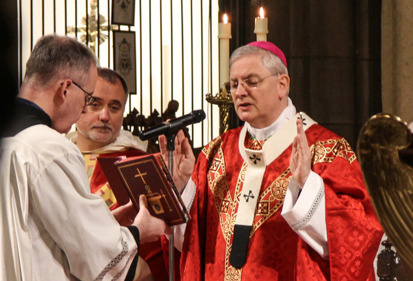 La Archidiócesis católica de San Andrés y Edimburgo, comandada por el arzobispo Leo Cushley (derecha), planea reducir el número de parroquias de más de 100 a 30. (Imagen: Lawrence OP/Flickr).