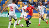 Asensio intenta superar a varios rivales en el estreno de España en la Eurocopa sub 21