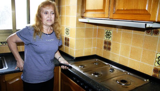 Aurora González en la cocina con los fogones arrancados por sus inquilinos (Foto La Vanguardia)