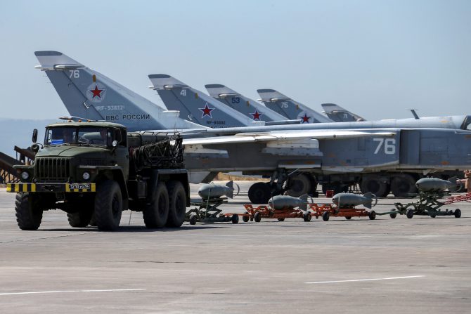 arios aviones rusos se observan en la base aérea de Hmeimim. 18 de junio de 2016.