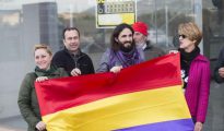 El presidente del Parlamento balear, en el centro con barba y aspecto desaseado, posa con una bandera republicana.