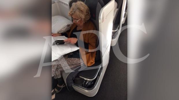 Carmena, en su asiento de avión de primera clase (foto exclusiva de ABC)