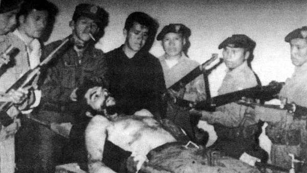 El cuerpo de Che Guevara tras su ejecución a manos del suboficial Mario Terán