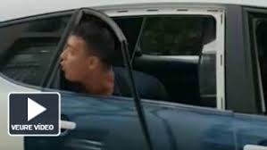 El detenido logró romper los cristales del coche policial (Diari de Girona)