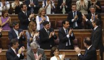 Diputados del PP aplauden a Rafael Hernando tras su intervención en el debate de la moción de censura presentada por Podemos.