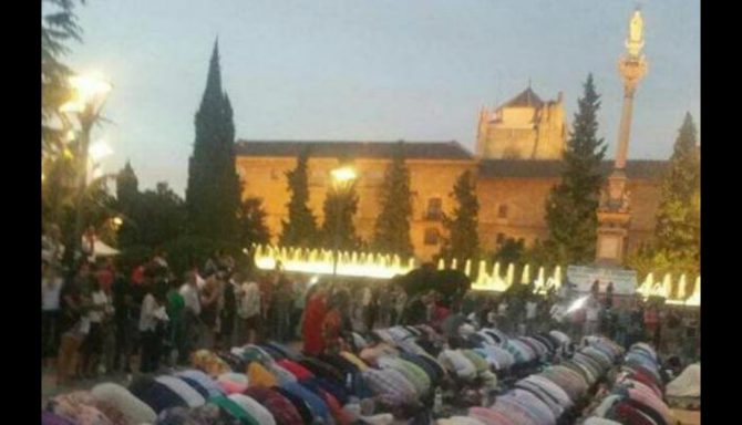 Musulmanes rezando junto a la estatua de la Inmaculada Concepción (Foto ABC)
