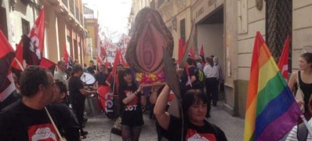 feministas en Sevilla realizan una procesión blasfema en la misma Semana Santa. Denunciados por los Abogados Cristianos, en primera instancia el juez les absuelve invocando la “libertad de expresión”