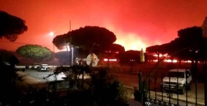 Vista del fuego próximo a viviendas en el cinturón de Doñana