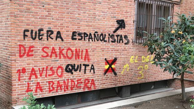 La pintada, aparecida en la calle de Valdevarves, el jueves por la tarde