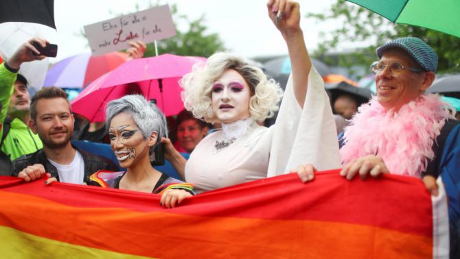 Gente celebrando la legalización del matrimonio para todos en Berlín.